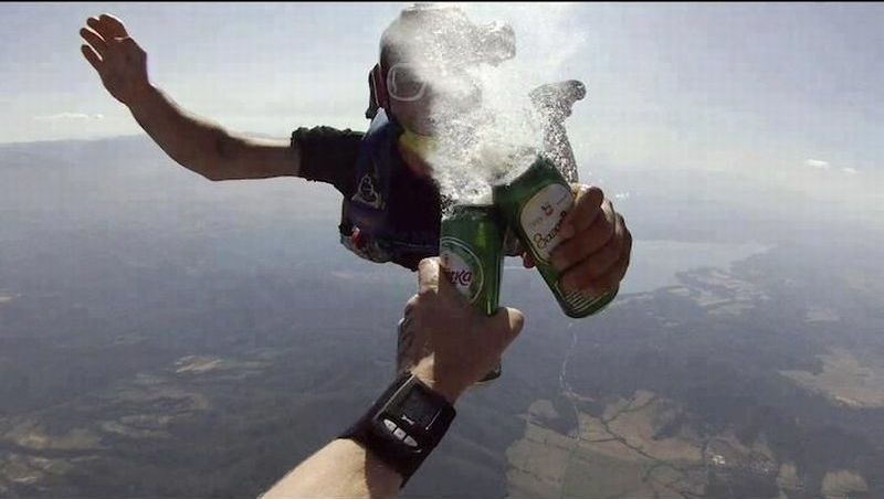 http://iruntheinternet.com/lulzdump/images/epic-skydiving-beer-cheers-spray-1352158555q.jpg?id=551