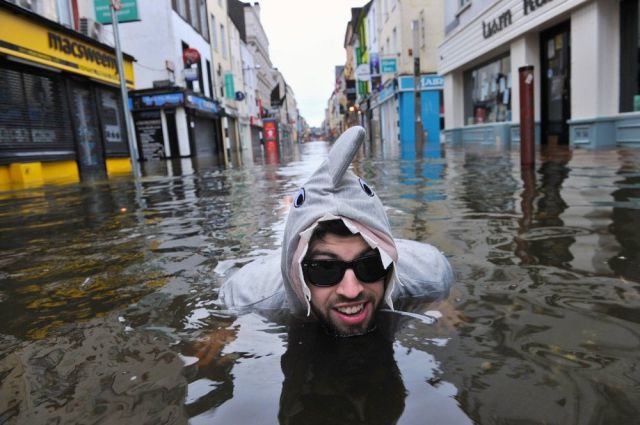 20 cảnh ngập lụt khắp thế giới: Cách duy nhất để vượt qua nghịch cảnh là phải lầy lội hơn cả nước lũ thì mới được - Ảnh 20.