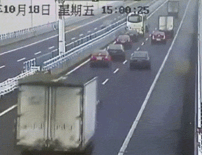 [Image: crazy-china-truck-falling-over-2-wheels-...57.gif?id=]