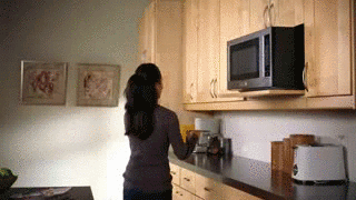 [Bild: girl-opens-kitchen-cupboard-bottles-fall...9e.gif?id=]