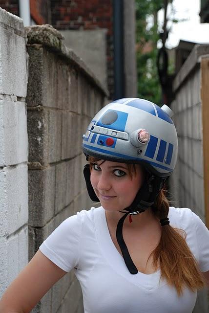 hot-girl-r2d2-helmet-starwars-13121587456.jpeg