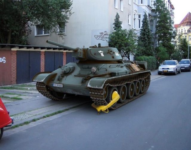 russia-tank-parking-parked-clamped-13621606766.jpg