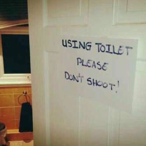 using-toilet-please-dont-shoot-oscar-pis