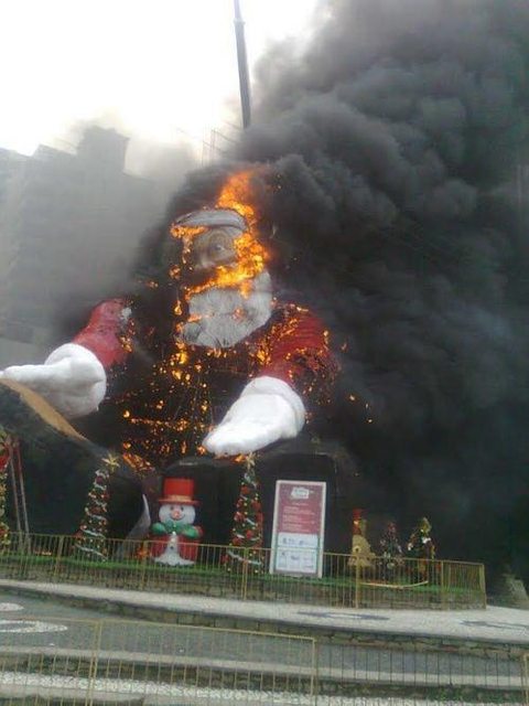 giant-santa-on-fire-christmas-ruined-burning-1416876377l.jpg